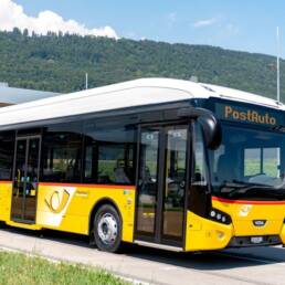 Un bus elettrico di marca VOS per l'Autpostale