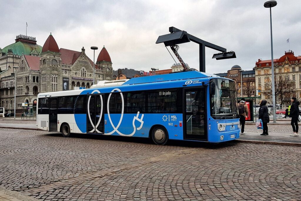 Un bus elettrico sotto carica in Finlandia