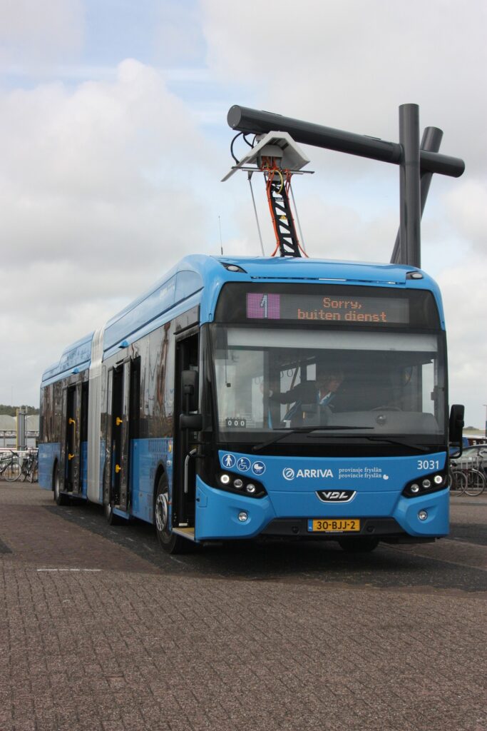 Un bus elettrico sotto carica nei Paesi Bassi