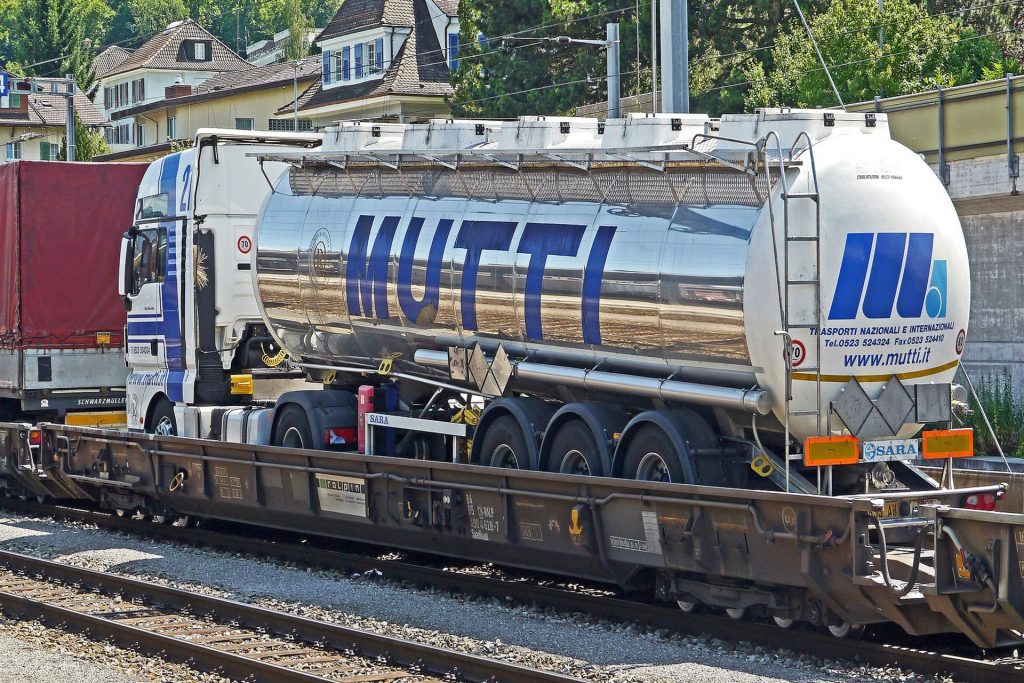 Un camion trasportato su un vagone cargo ferroviario