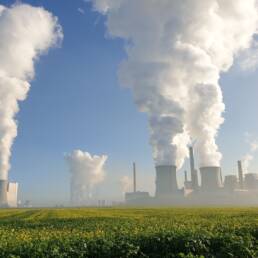 Un impianto produttivo erutta fumo bianco verso il cielo