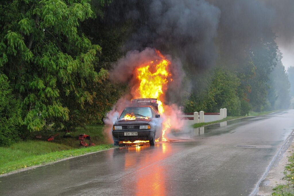 Un incidente stradale con un'automobile in fiamme