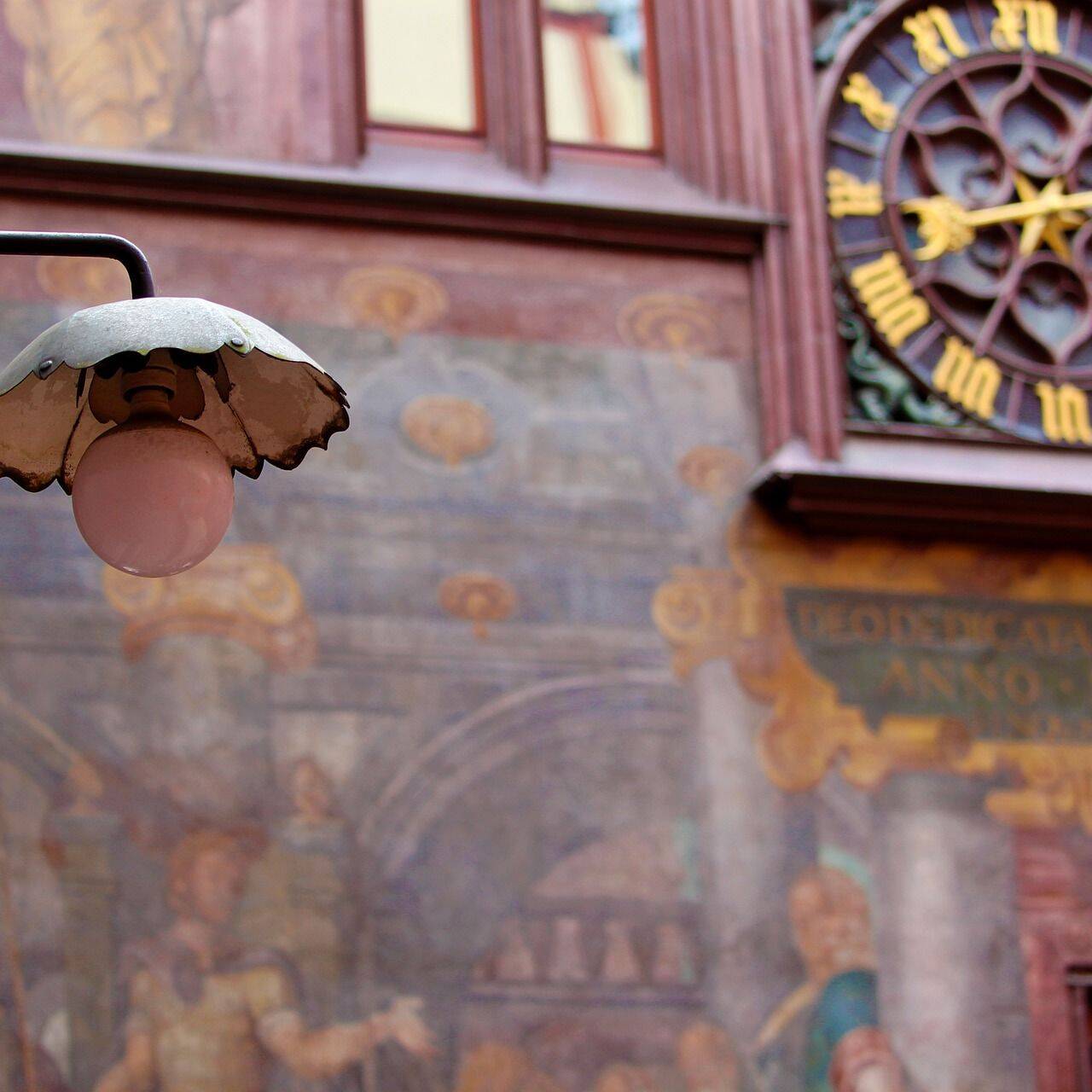 Un elegante orologio a muro del municipio di Basilea