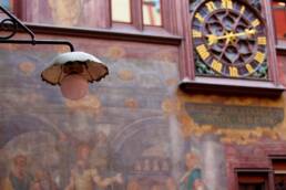 Un elegante orologio a muro del municipio di Basilea
