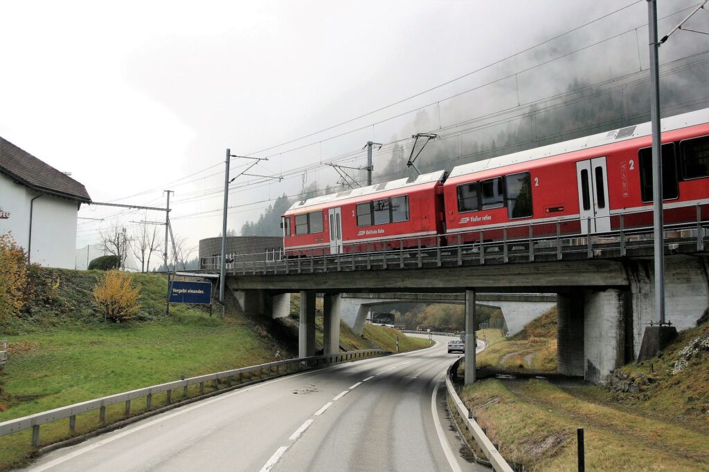 Un viadotto della Ferrovia Retica e una strada dei Grigioni