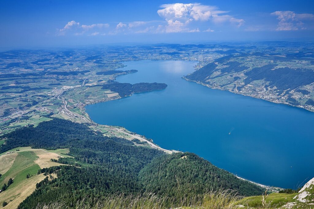Una splendida immagine dall'alto del lago di Zugo e dell'omonima città
