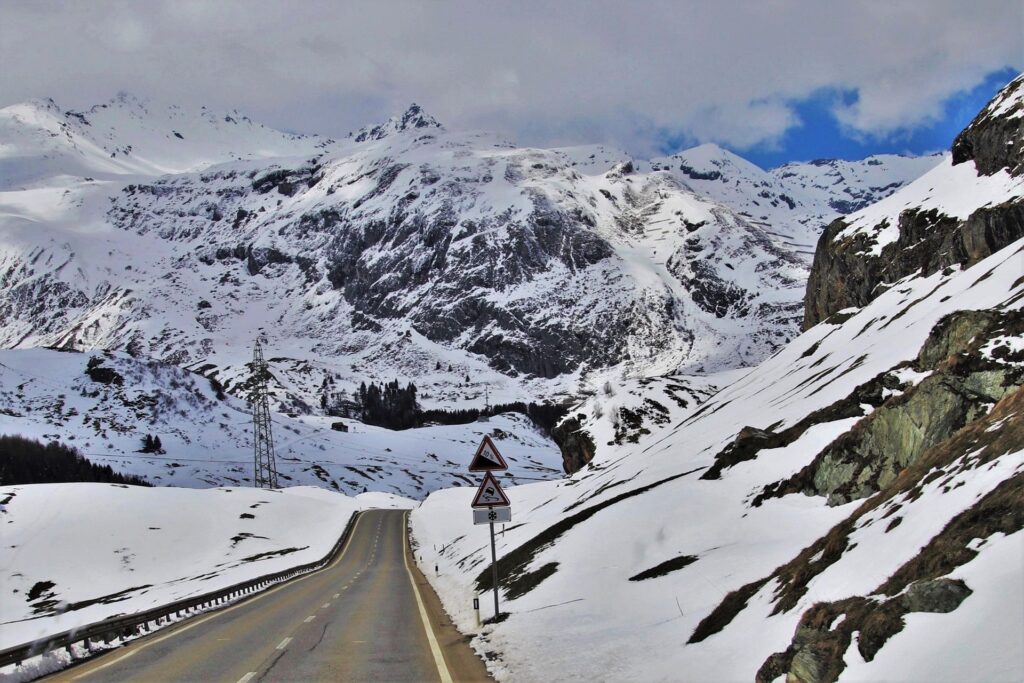 Una strada cantonale attraversata dalla neve