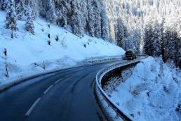 Un'autocisterna impegnata su un'autostrada in inverno