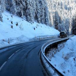Un'autocisterna impegnata su un'autostrada in inverno
