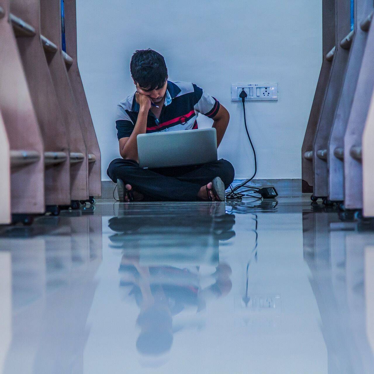 Uno studente svizzero impegnato al computer