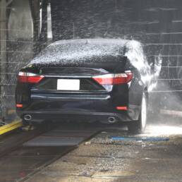 Un'auto aziendale portata al lavaggio dal dipendente