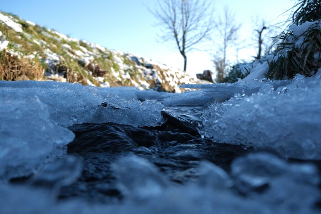 Limpida acqua di torrente in montagna