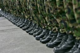 Gli scarponi e i calzoni d'ordinanza di soldati dell'esercito svizzero