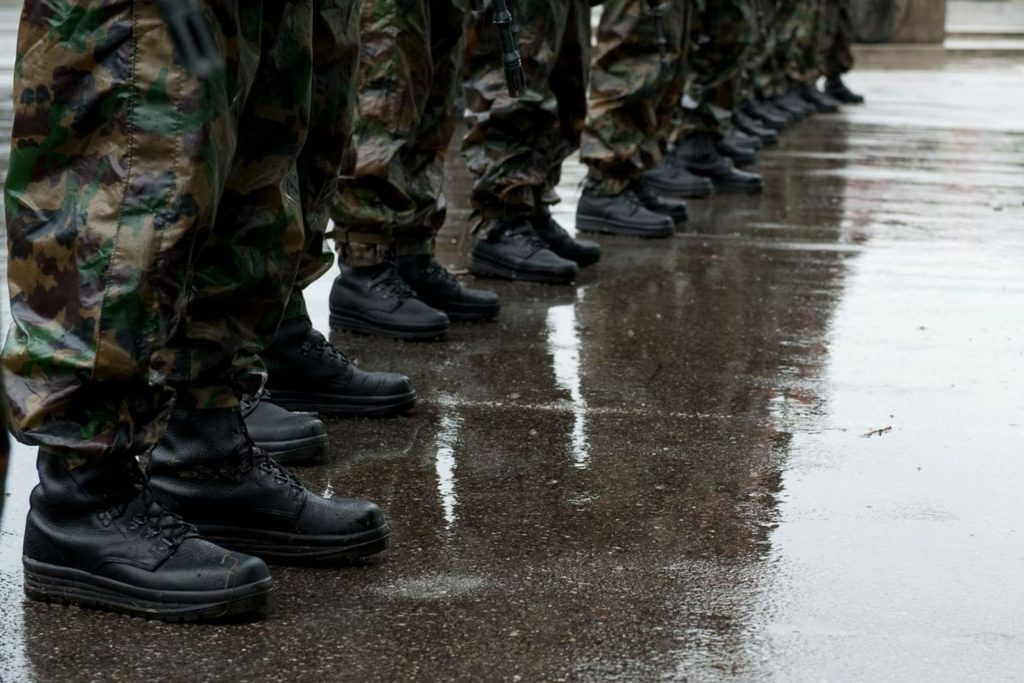 Gli scarponi e i calzoni d'ordinanza di soldati dell'esercito svizzero