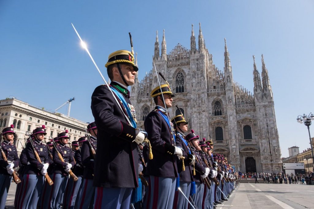 Cadetti della Scuola Militare "Pietro Teulié" in Piazza Duomo a Milano