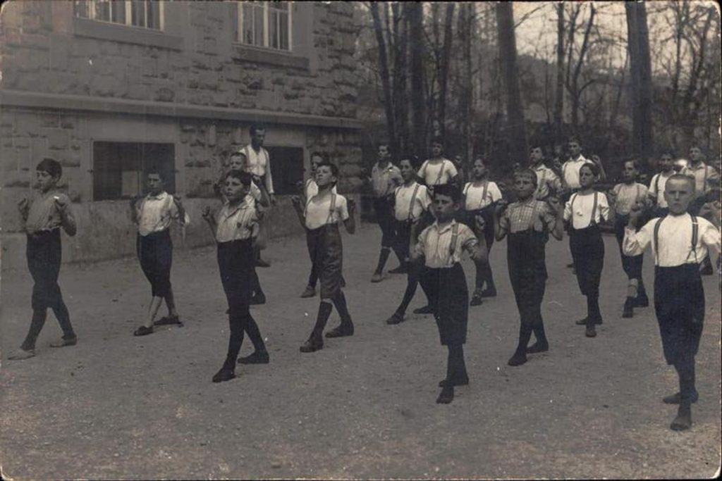 Cadetti svizzeri davanti alla scuola "Buergli" del Canton San Gallo