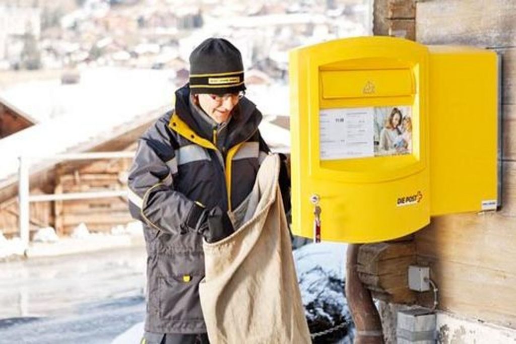 Consegna della corrispondenza in Svizzera sotto la neve