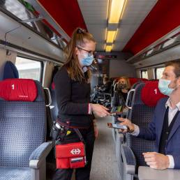 Contrôle des billets dans un train CFF