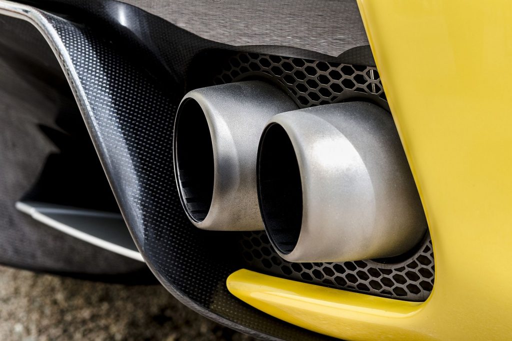 Dai tubi di scarico delle automobili è emesso il pericoloso gas CO2