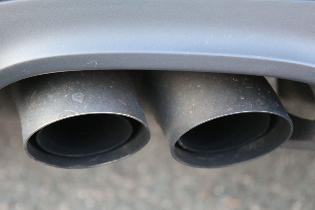 Dai tubi di scarico delle automobili è emesso il pericoloso gas CO2