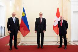 Daniel Risch, Premier del Liechtenstein, con il Presidente della Confederazione Svizzera, Guy Parmelin, e il Consigliere Federale Ueli Maurer