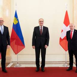 Daniel Risch, Premier del Liechtenstein, con il Presidente della Confederazione Svizzera, Guy Parmelin, e il Consigliere Federale Ueli Maurer