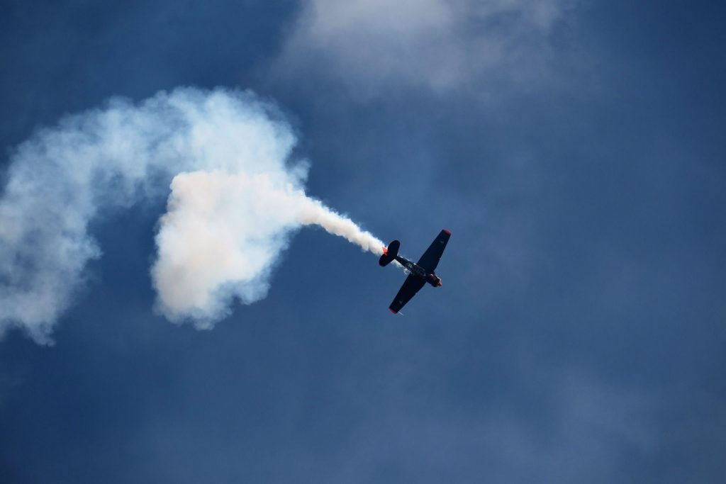 Emissione dagli scarichi di un aeroplano in volo