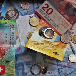 Franchi svizzeri di vario taglio, monete e alcuni gioielli