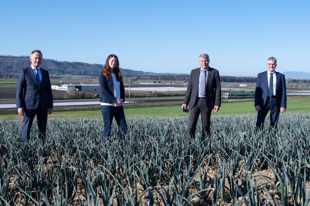 I rappresentanti dei partner di "Orticoltura" a Ins: da sinistra a destra, Willy Kessler, Nadja Umbricht Pieren, Christoph Ammann et Christian Hofer (Foto: Carole Parodi/Agroscope)