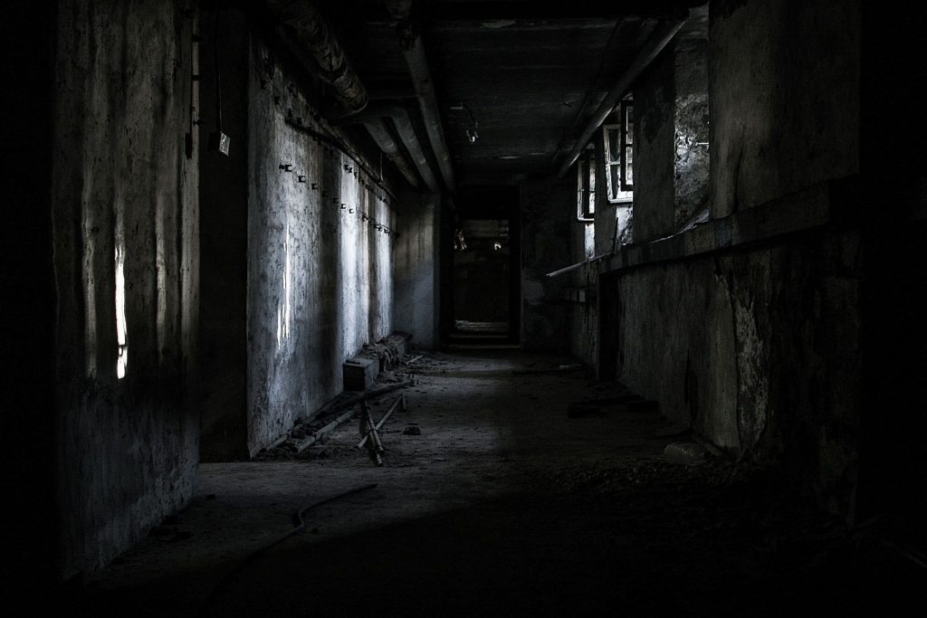 Il corridoio di un luogo abbandonato e scuro