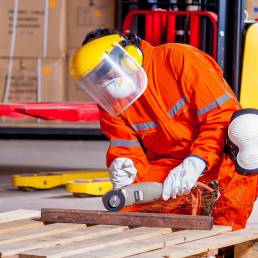 Il lavoratore di un cantiere con una fresa
