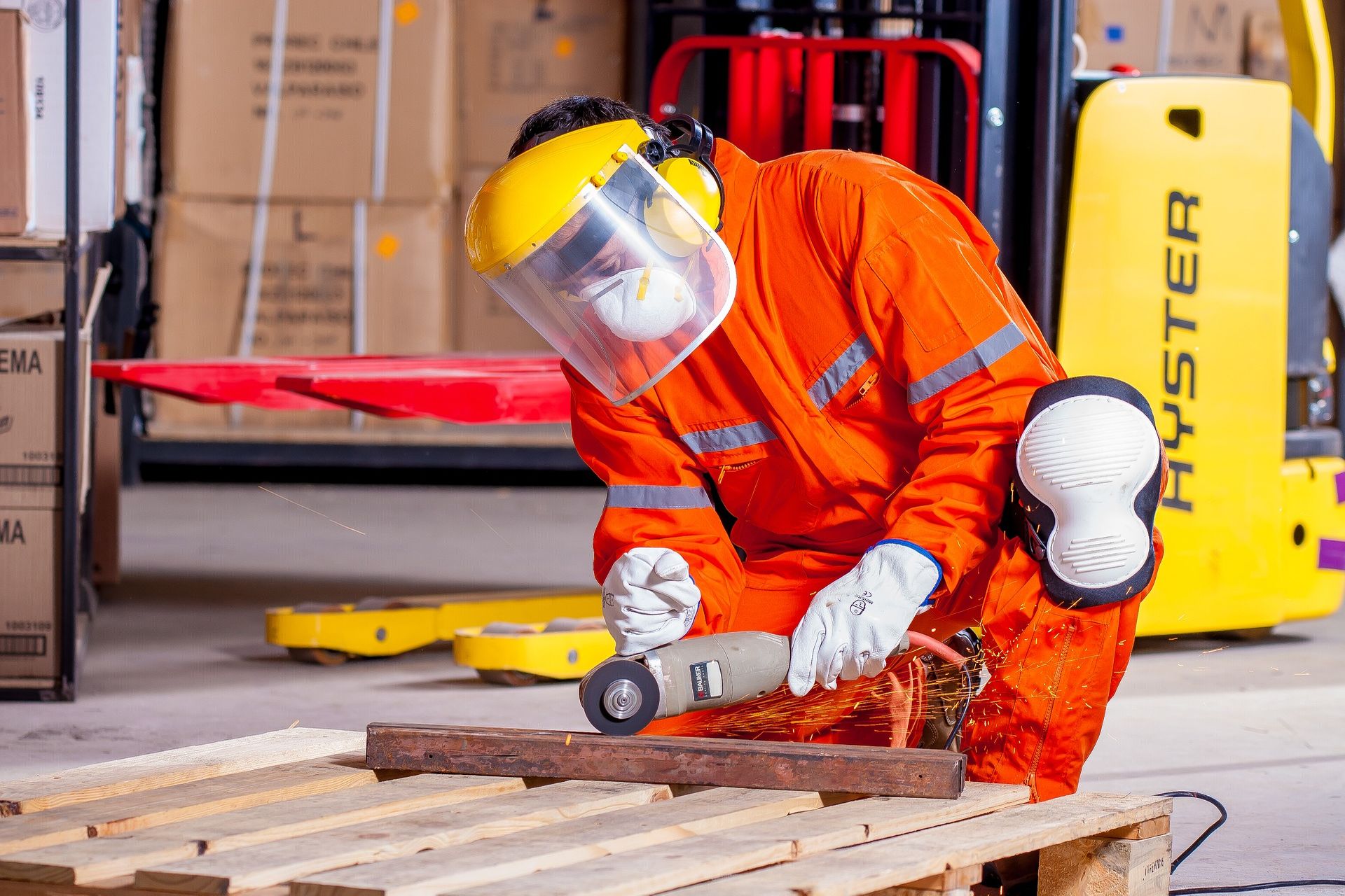 Il lavoratore di un cantiere con una fresa