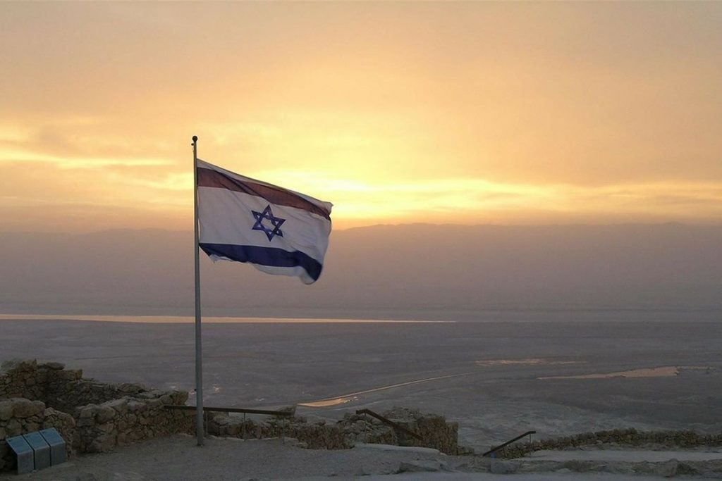 La bandiera israeliana garrisce al cospetto del territorio