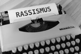 La scritta 'razzismo' in tedesco su una macchina da scrivere