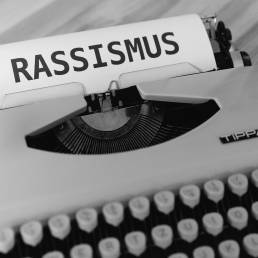 La scritta 'razzismo' in tedesco su una macchina da scrivere