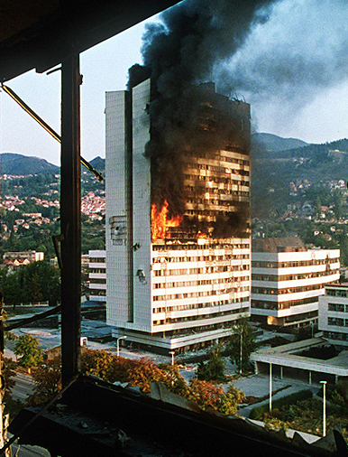 La sede del parlamento della Bosnia ed Erzegovina dopo essere stata colpita dai carri armati serbi durante l'assedio del 1992