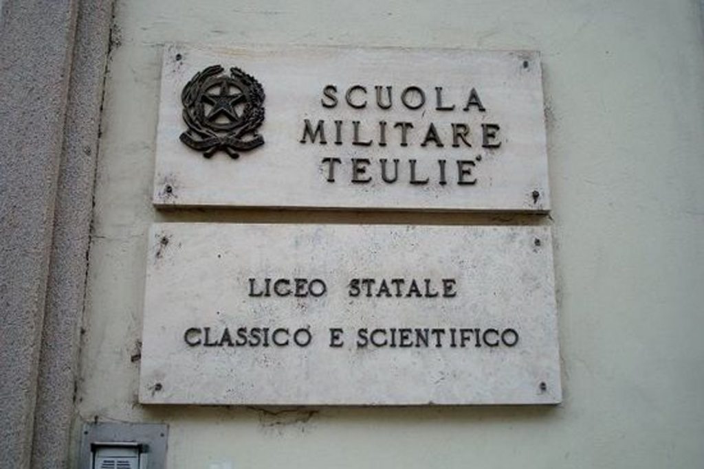 La targa della Scuola Militare "Pietro Teulié" di Milano