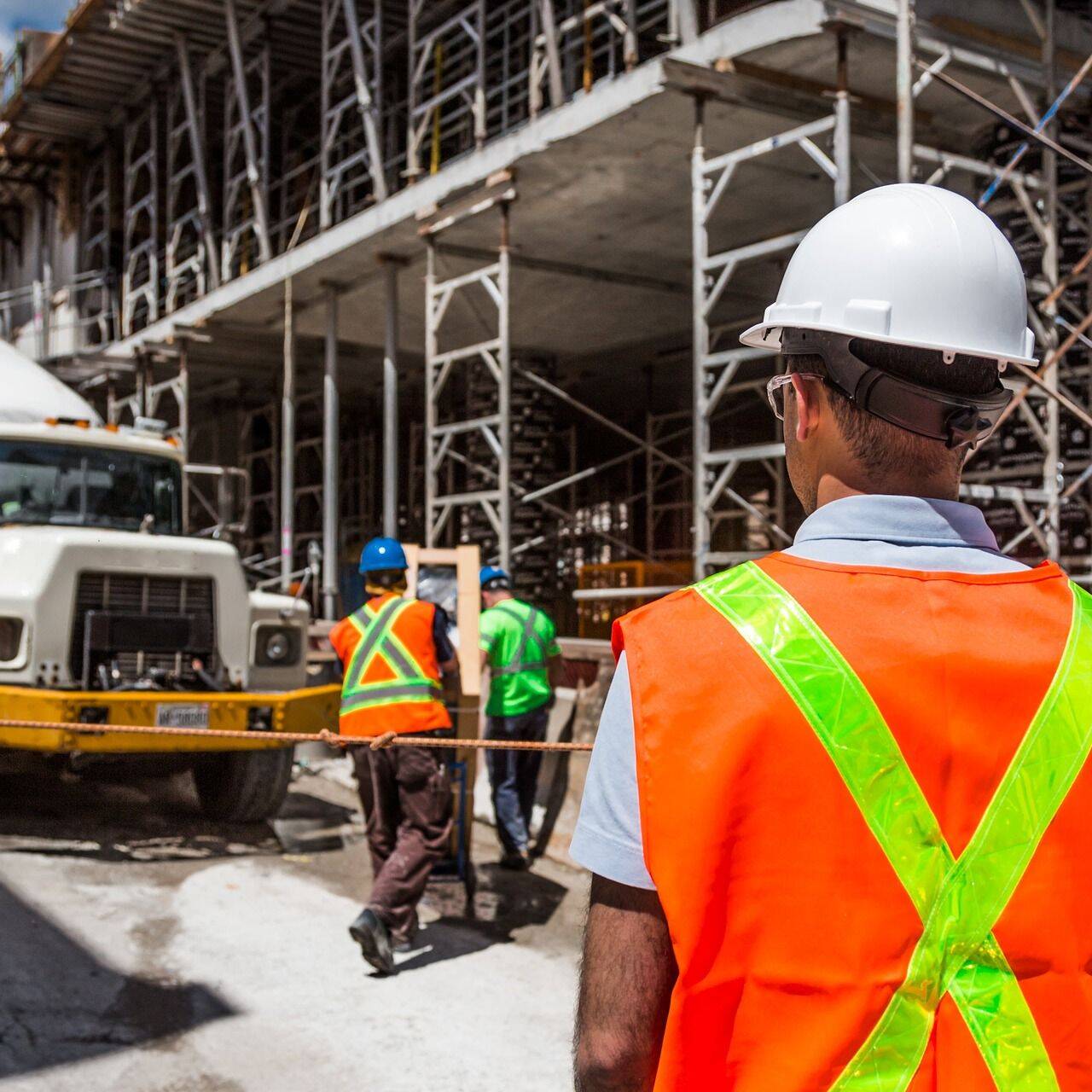 Lavoratori impegnati in un cantiere edile