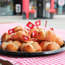 Panini recanti la bandiera svizzera su uno stuzzicadente