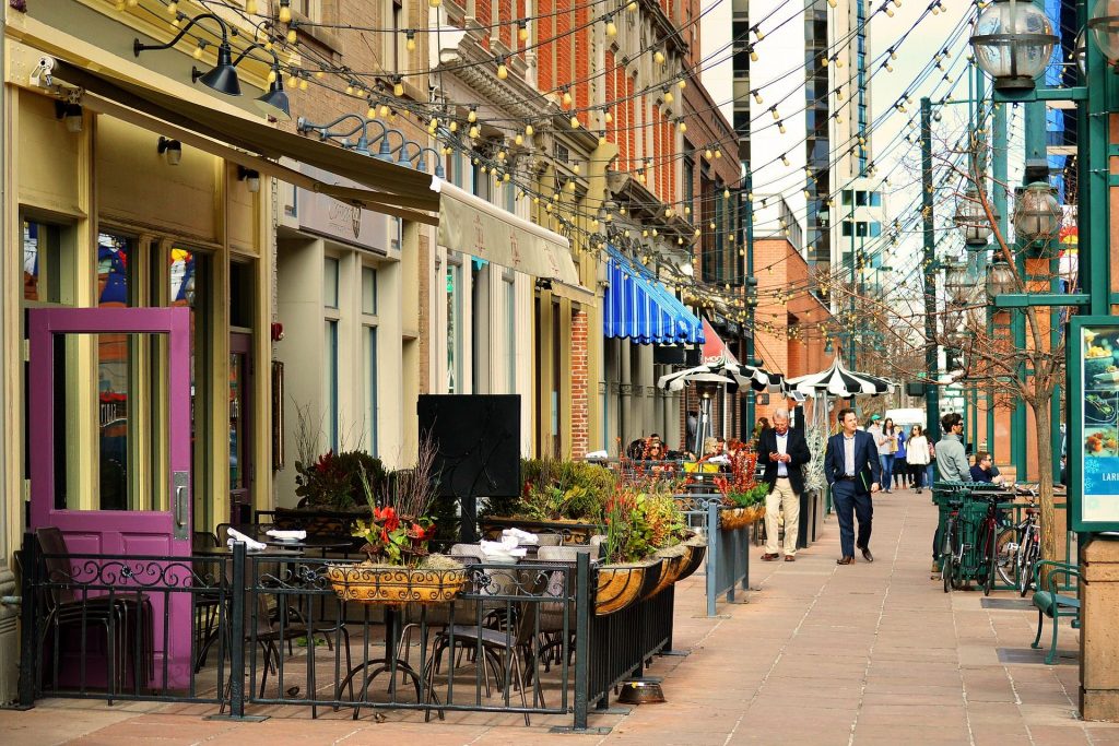 Piccole terrazze esterne di un ristorante di città