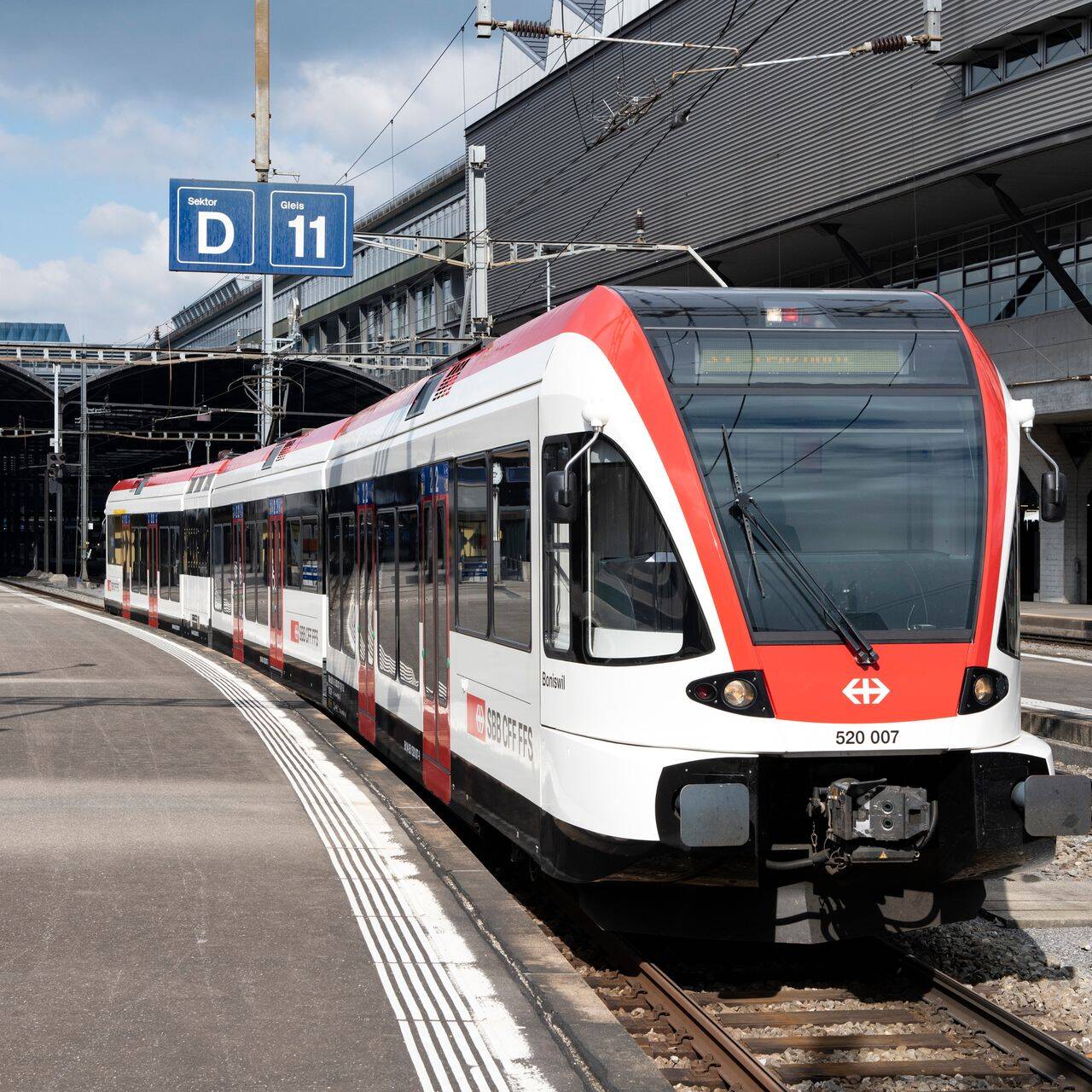 Treno SBB CFF FFS in sosta su una banchina