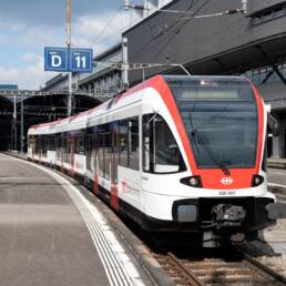 Treno SBB CFF FFS in sosta su una banchina