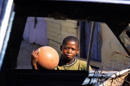 Un bambino africano guarda alla Svizzera con speranza