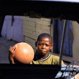 Un bambino africano guarda alla Svizzera con speranza