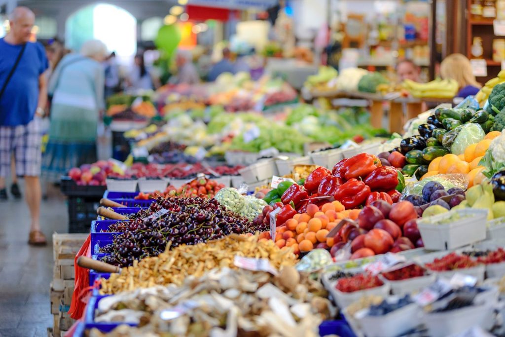 Un mercato al dettaglio di frutta e verdura