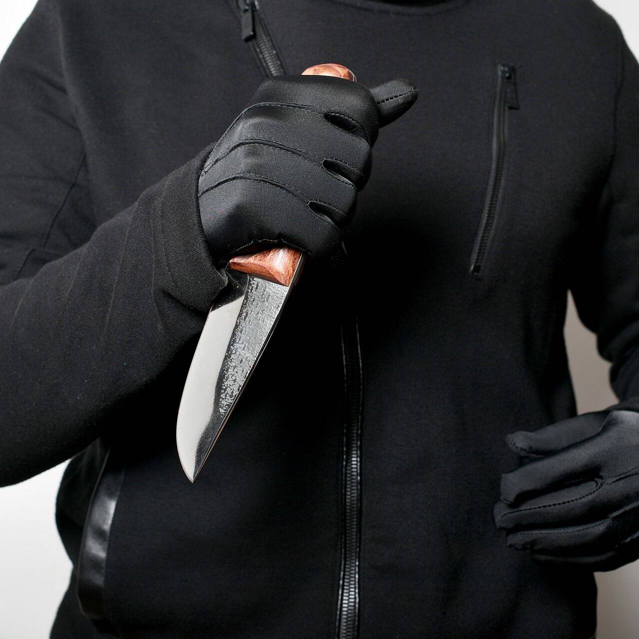 Un terrorista armato di coltello