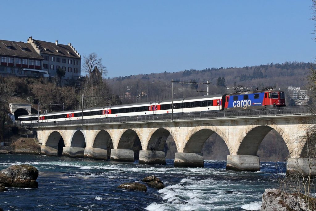 Un treno EuroCity SBB CFF FFS a Singen diretto a Stoccarda