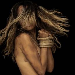 Una donna sottoposta a trattamento degradante