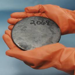 Une tablette d'uranium soigneusement manipulée