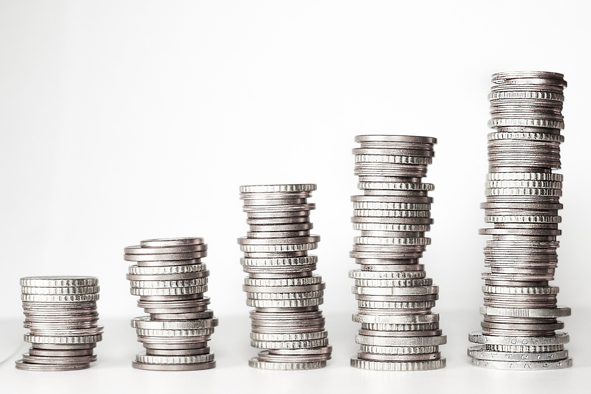 Pile di monete di diversa grandezza